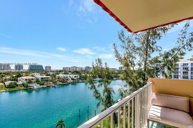 9341 E Bay Harbor Dr in Bay Harbor Islands, FL - Building Photo - Building Photo