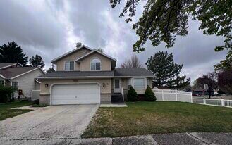 8004 S Old Barn Dr in Sandy, UT - Building Photo