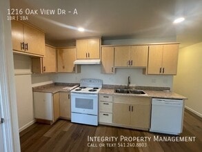 1216 Oak View Dr in Grants Pass, OR - Building Photo - Building Photo