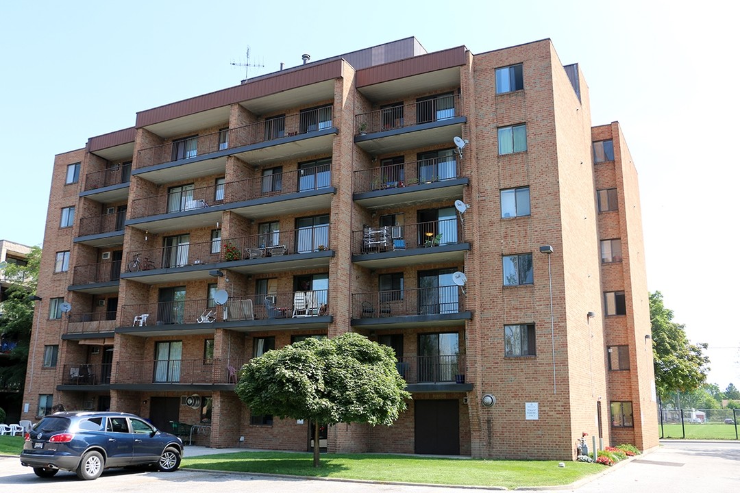 Carlsie Tower in Windsor, ON - Building Photo