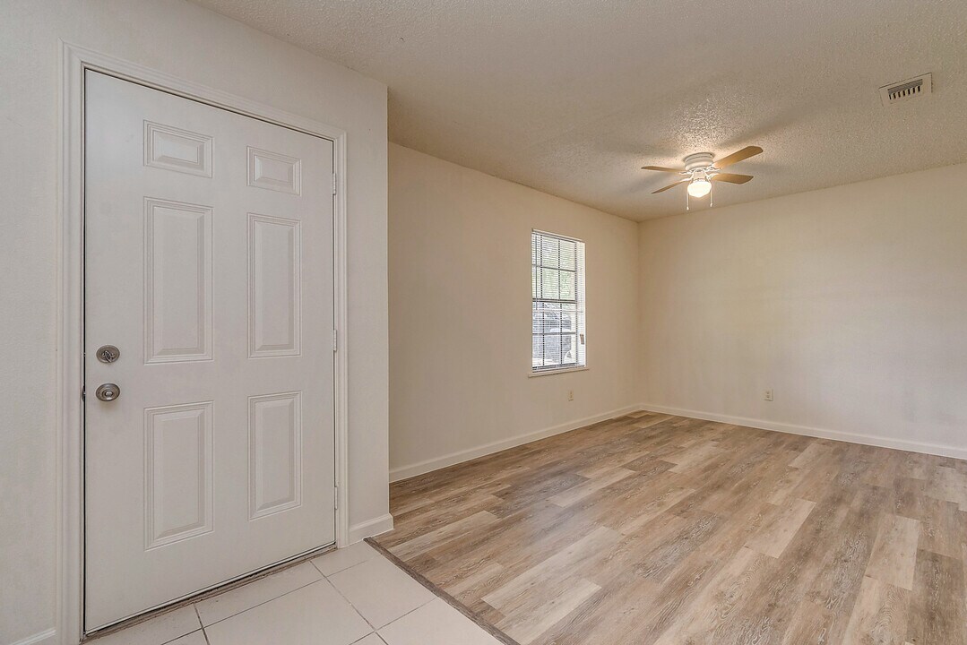 1723 Avenue B in Danbury, TX - Building Photo
