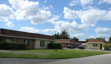 Wedgewood Way Apartments in West Palm Beach, FL - Building Photo - Building Photo