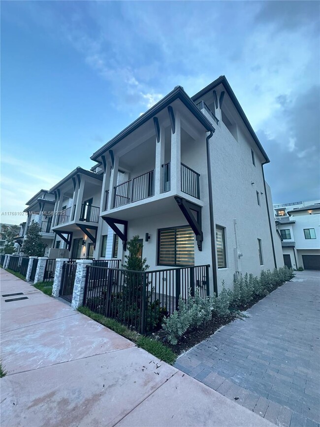 4227 NW 83rd Path in Doral, FL - Building Photo - Building Photo