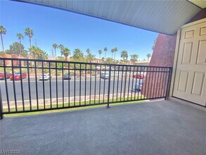 5081 River Glen Dr in Las Vegas, NV - Building Photo - Building Photo
