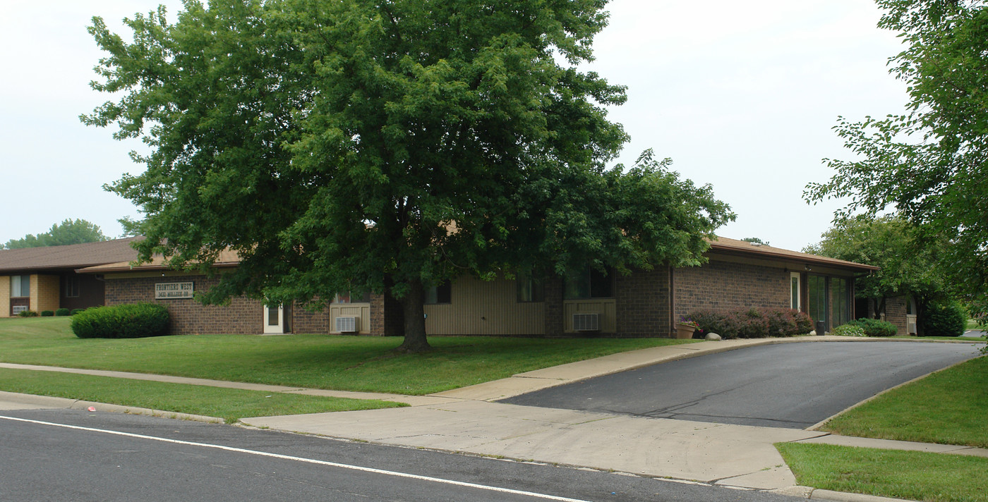 Frontiers West in Peoria, IL - Foto de edificio