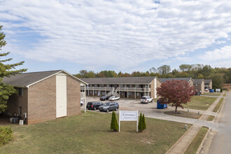 Torrance Apartments in Huntsville, AL - Foto de edificio - Building Photo