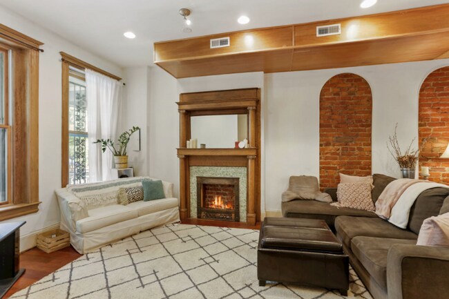 1116 Monroe St NW in Washington, DC - Foto de edificio - Building Photo