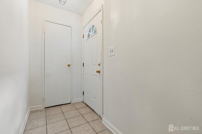 18 Lake Ave in East Brunswick, NJ - Building Photo - Building Photo