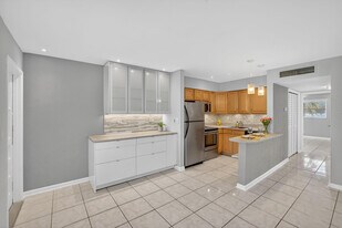 4051 NE 13th Ave in Oakland Park, FL - Building Photo