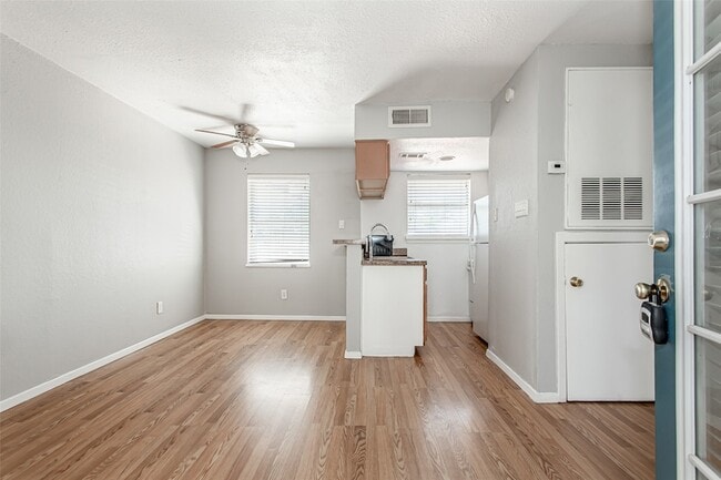 1901 N Fitzhugh Ave, Unit 16C in Dallas, TX - Building Photo - Building Photo