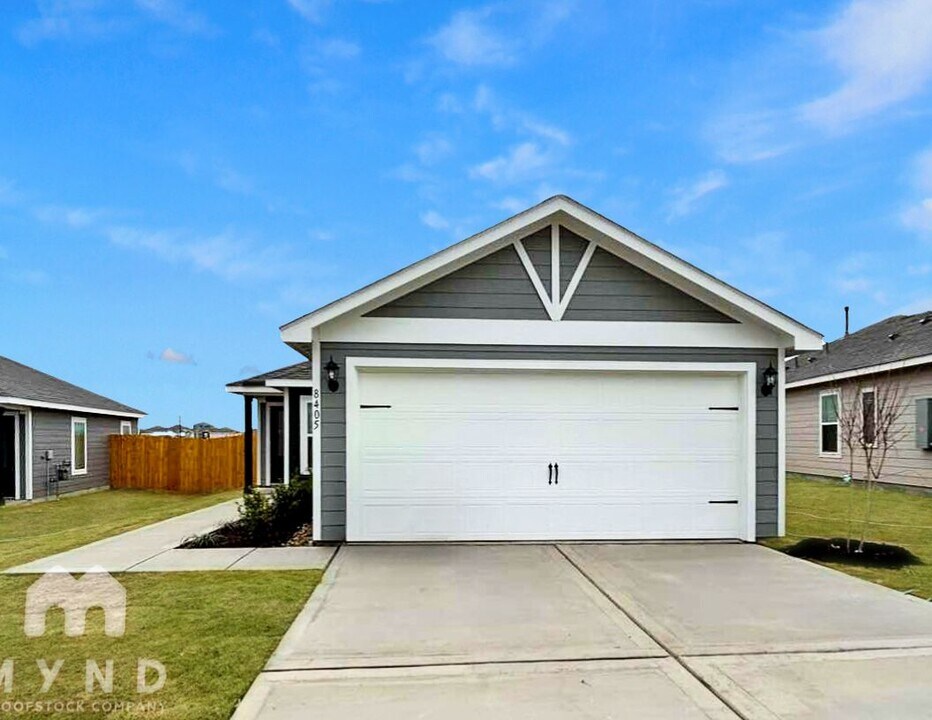 8405 Wibaux Rd in Ponder, TX - Building Photo