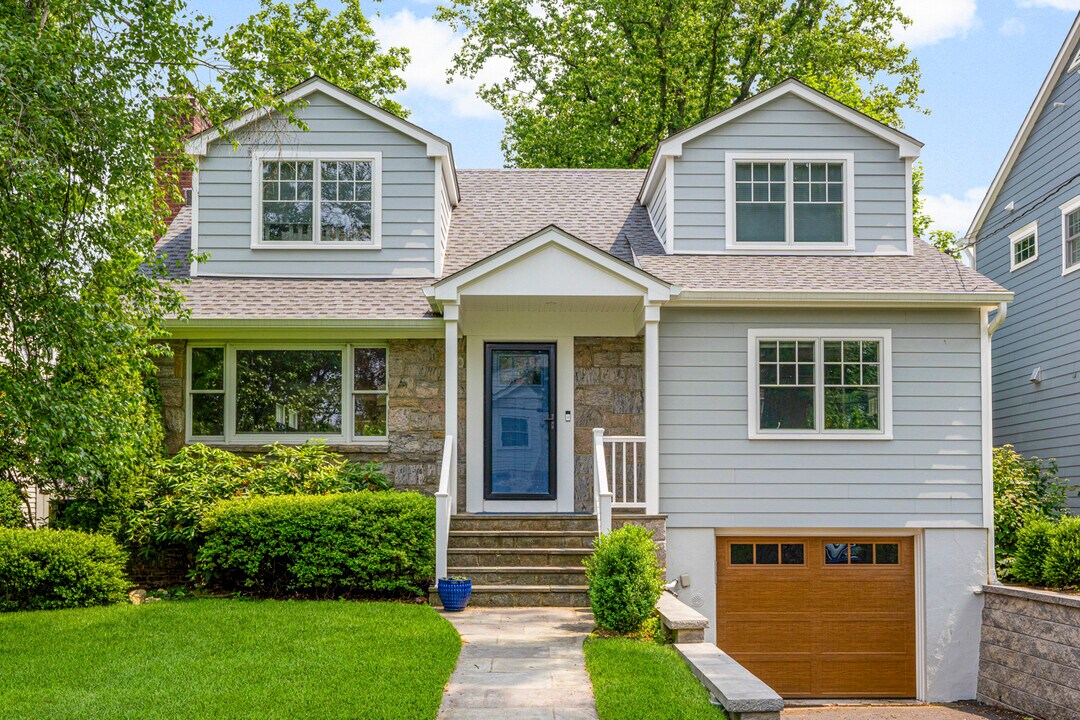 42 Iselin Terrace in Larchmont, NY - Building Photo
