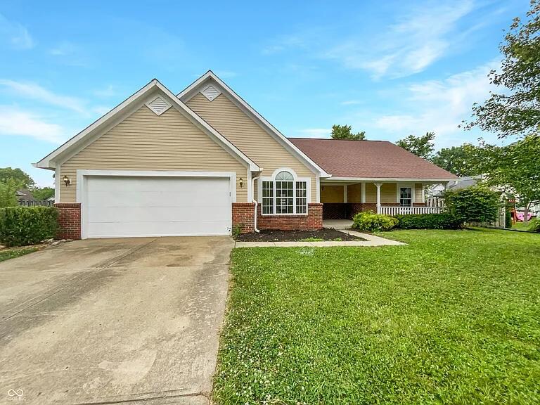 930 Eagle Brook Dr in Shelbyville, IN - Building Photo