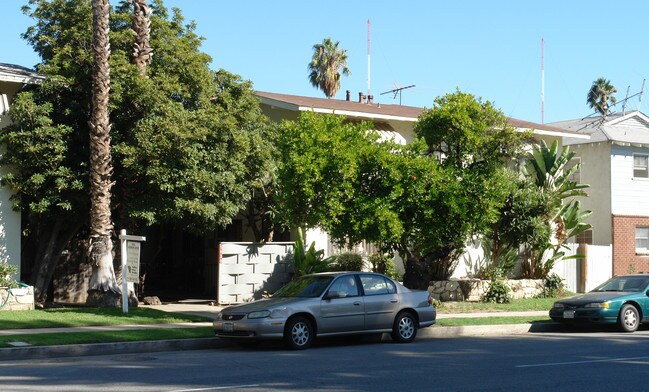 5830 Coldwater Canyon Ave in Valley Village, CA - Foto de edificio - Building Photo
