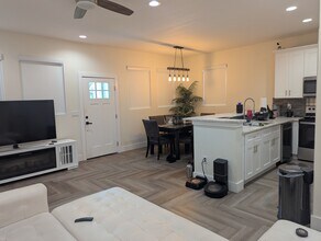 8217 N Brooks St in Tampa, FL - Foto de edificio - Building Photo