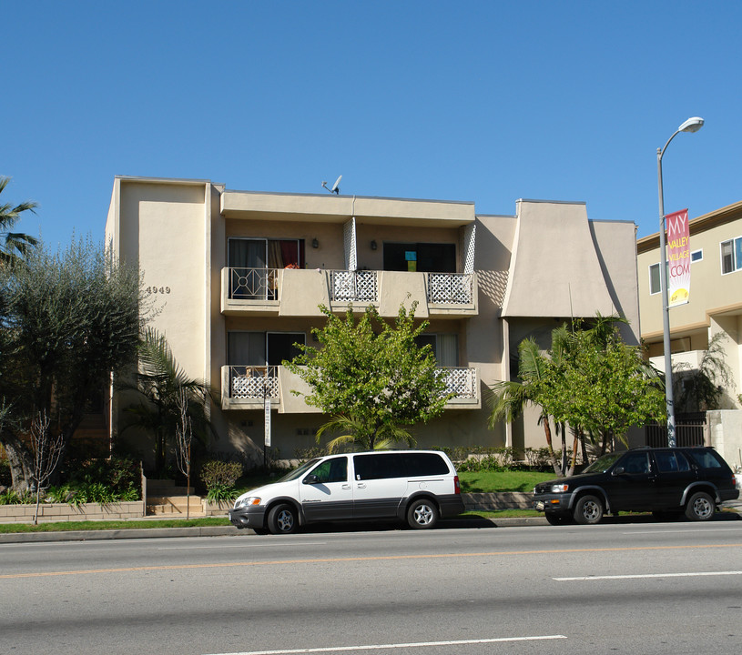 4949 Laurel Canyon Blvd in Valley Village, CA - Building Photo