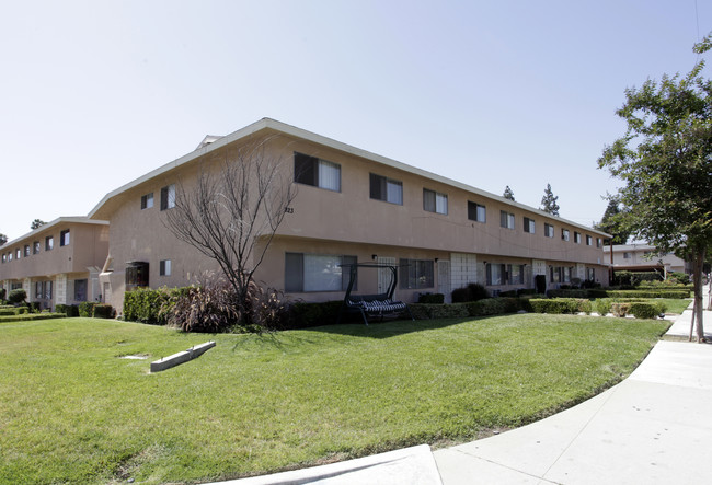 Grovecenter Apartments in West Covina, CA - Foto de edificio - Building Photo