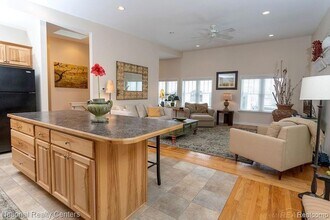 143 E Main St in Northville, MI - Foto de edificio - Building Photo