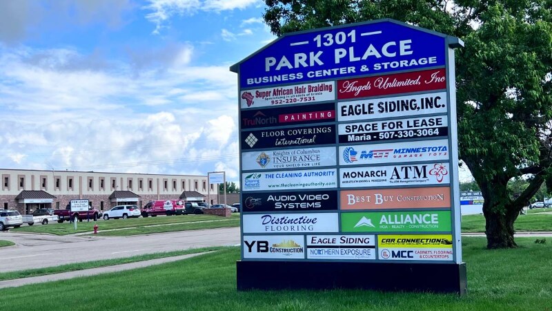 1301 Cliff Rd E in Burnsville, MN - Foto de edificio