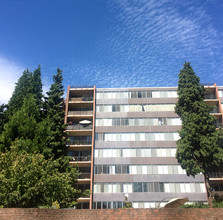 Hollywood Towne House Apartments in Portland, OR - Building Photo - Building Photo