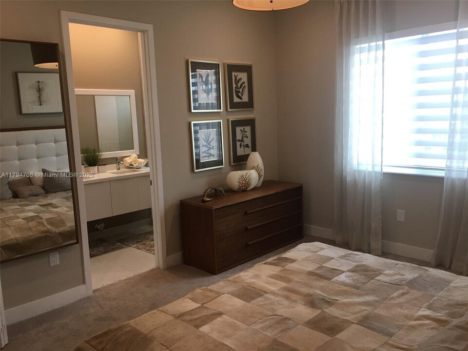 6675 NW 102nd Path in Doral, FL - Building Photo