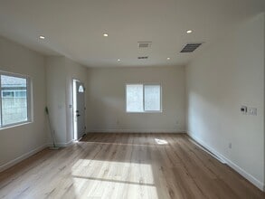 4917 W Flight Ave, Unit 2 in Santa Ana, CA - Building Photo - Building Photo