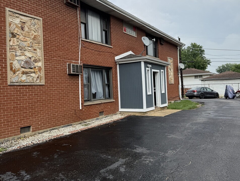 7719 Roberts Rd in Bridgeview, IL - Building Photo