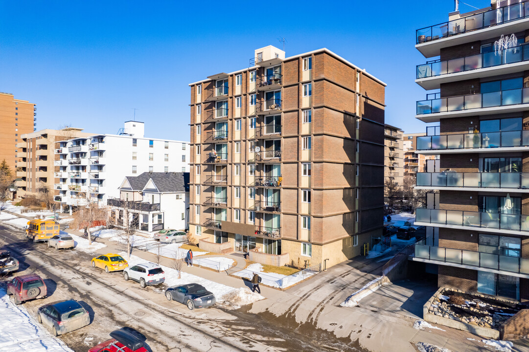 1218 14th St SW in Calgary, AB - Building Photo