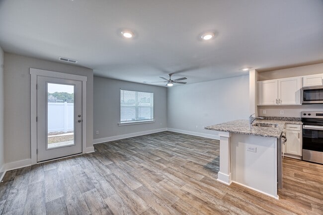 103 S Grassland Rd in Surf City, NC - Foto de edificio - Building Photo