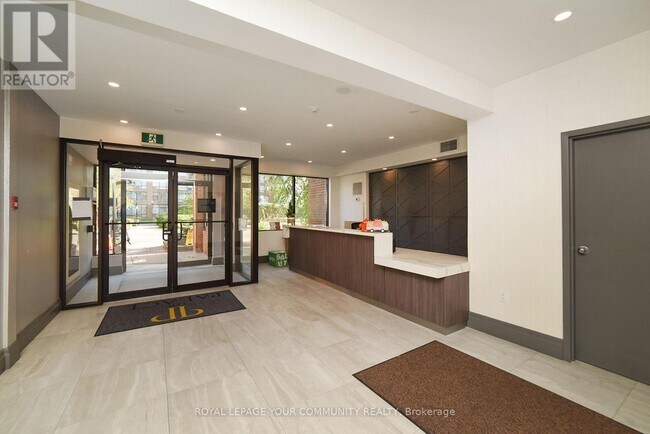 1270 Maple Crossing Blvd in Burlington, ON - Building Photo - Building Photo