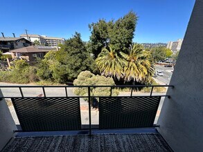 3877 Howe St, Unit 302 in Oakland, CA - Foto de edificio - Building Photo