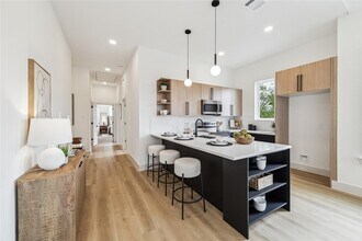 413 Clearwater St in Houston, TX - Building Photo - Building Photo