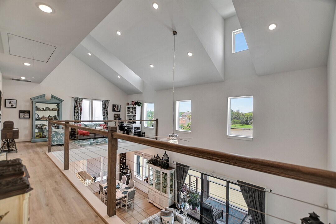 25 Cmdr. Runco Ln in Taylor Lake Village, TX - Building Photo