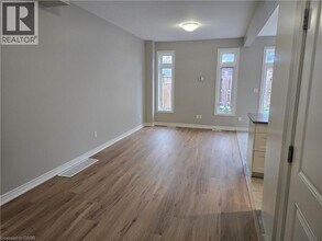 4 Lindsay Wy in Grimsby, ON - Building Photo - Building Photo