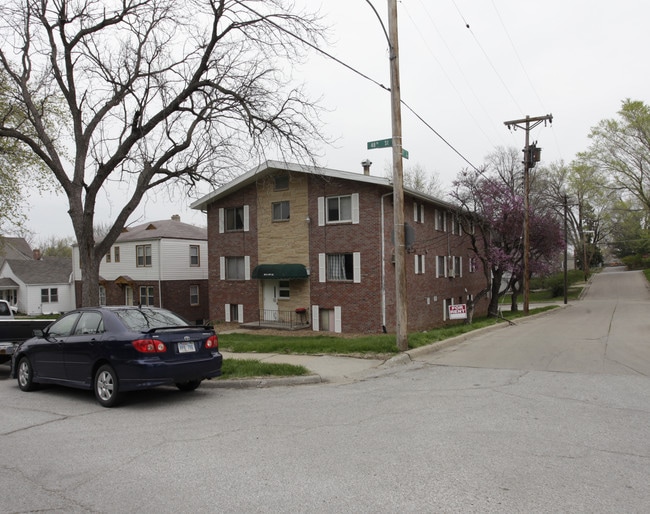 Dundee Place Apartments in Omaha, NE - Building Photo - Building Photo