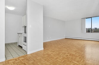 1775 Bellevue Ave in West Vancouver, BC - Building Photo - Building Photo