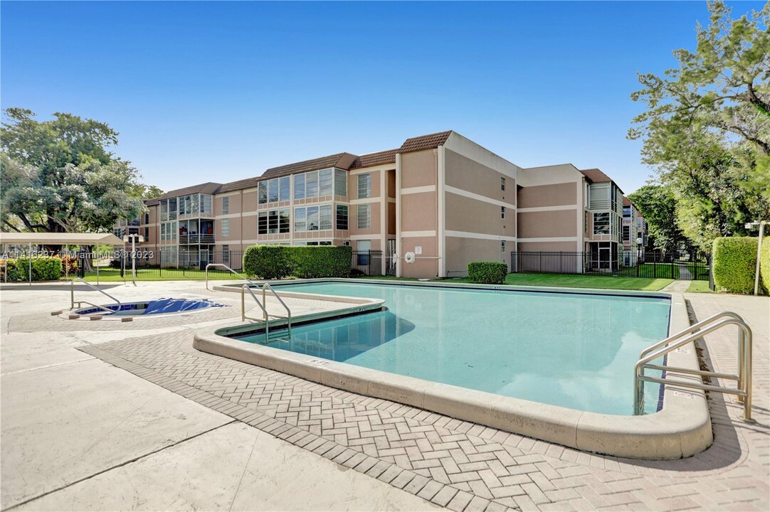 8341 Sands Point Blvd, Unit B303 in Tamarac, FL - Building Photo