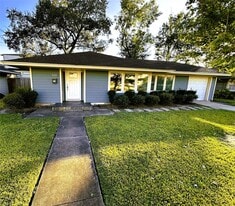 5111 Maple St in Bellaire, TX - Building Photo