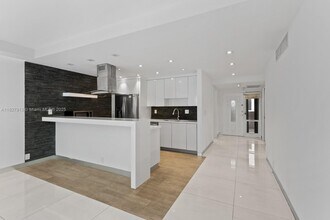 181 Crandon Blvd in Key Biscayne, FL - Building Photo - Building Photo
