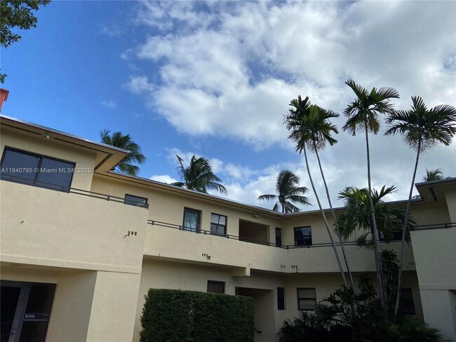 32 Camden Dr in Bal Harbour, FL - Building Photo - Building Photo