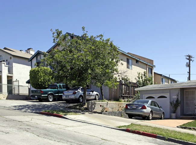 4255 Winona Ave in San Diego, CA - Foto de edificio - Building Photo