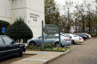 Madonna Manor Apartments in Jackson, MS - Foto de edificio - Building Photo