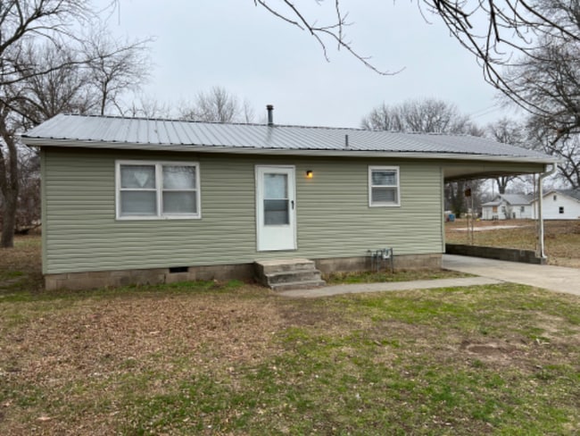 property at 802 E 9th St