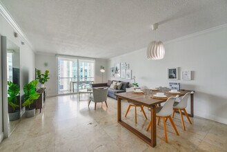 1200 Brickell Bay Dr in Miami, FL - Foto de edificio - Building Photo