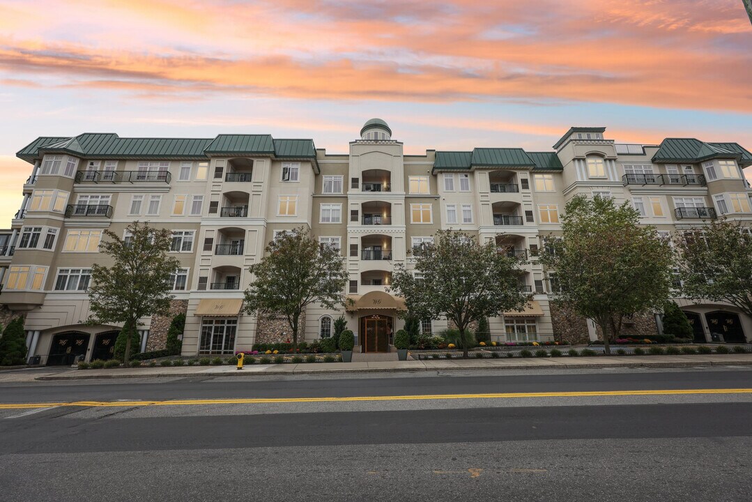 410 Westchester Ave, Unit 202 in Port Chester, NY - Foto de edificio