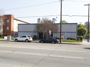 7100 Woodman Ave in Van Nuys, CA - Building Photo - Building Photo