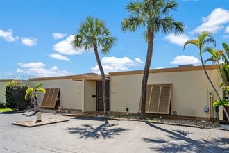 15504 Sharpecroft Dr in Miami Lakes, FL - Building Photo - Building Photo