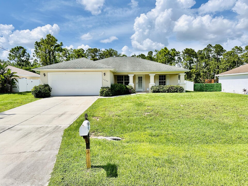 1067 Butler St E in Lehigh Acres, FL - Building Photo