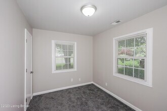 5810 Alanadale Dr in Louisville, KY - Foto de edificio - Building Photo