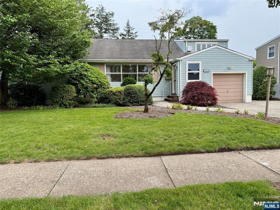 324 Jordan in New Milford, NJ - Building Photo